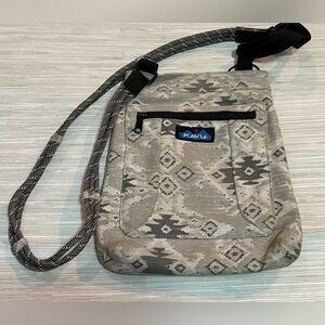 KAVU ✨ crossbody Gray Patterned Bag with snap excellent condition